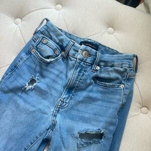 Aeropostale high-rise curvy jagging size 2 hardly worn looks so good on 🙌🏻🙌🏻